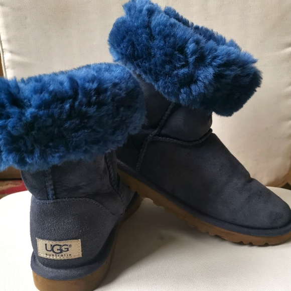 LIKE NEW LADIES UGGS SZ 7 - Picture 2 of 7